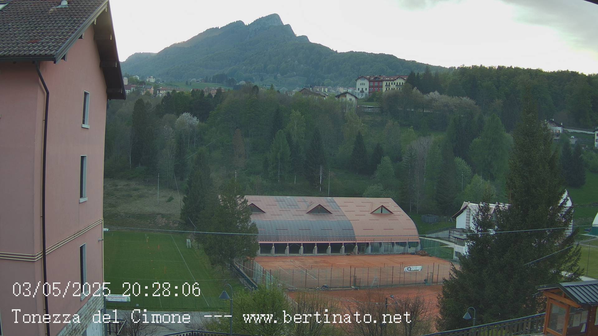 immagine della webcam nei dintorni di Tresche' Conca: webcam Tonezza del Cimone