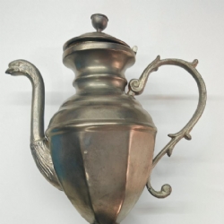 Brocca Caffettiera Vintage in Peltro con Manico Decorato  e  Beccuccio Lavorato