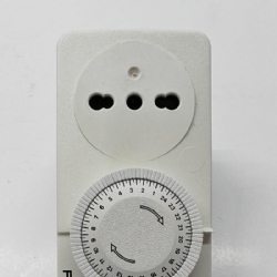 Perry 0050  Interrutore Orario Giornaliero a Spina 16A Presa 10 16A