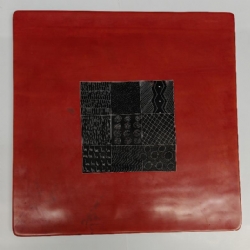 Piatto Porta Candele Decorativo Afrika Quadrato di Pietra con Motivi Geometrici Incisi a Mano 30cm Colore Rosso