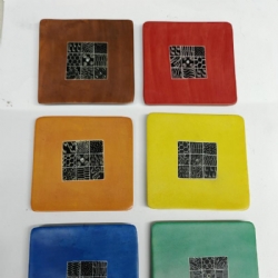 Portaincensi Afrika Quadrati di Pietra con Motivi Geometrici Incisi a Mano Vari Colori