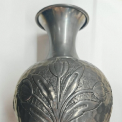 Vaso Vintage in Peltro Stile Art Deco con Decorazione Floreale Sbalzata