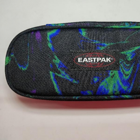 Eastpak Astuccio Ovale Oval Single 7V6 Painted Dark Colore Sfondo Nero con Linee Ondulate  Blu  Viola Azzurro Verde - 1