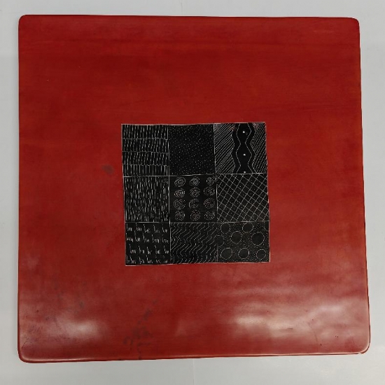 Piatto Porta Candele Decorativo Afrika Quadrato di Pietra con Motivi Geometrici Incisi a Mano 30cm Colore Rosso - 1