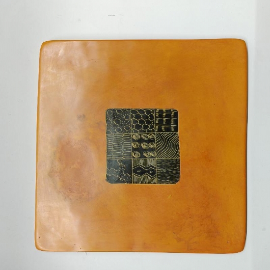 Piatto Porta Candele Decorativo Afrika Quadrato di Pietra con Motivi Geometrici Incisi a Mano Vari Colori - 1