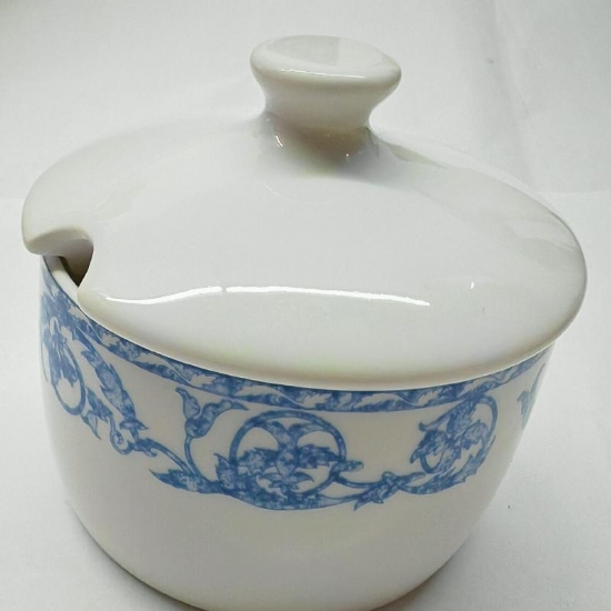 Zuccheriera Classica Rotonda con Foro Porta Cucchiaino Vintage in Porcellana Bianca con Coperchio e Motivi Blu - 1